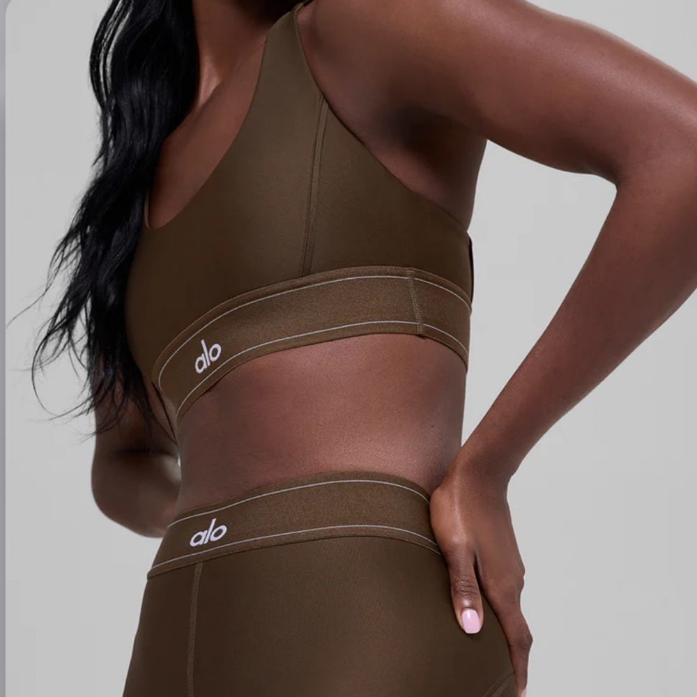 alo | Espresso Airlift Suit Up Bra & Airlift High-Waist Suit Up Legging Set - Picture 4 of 9